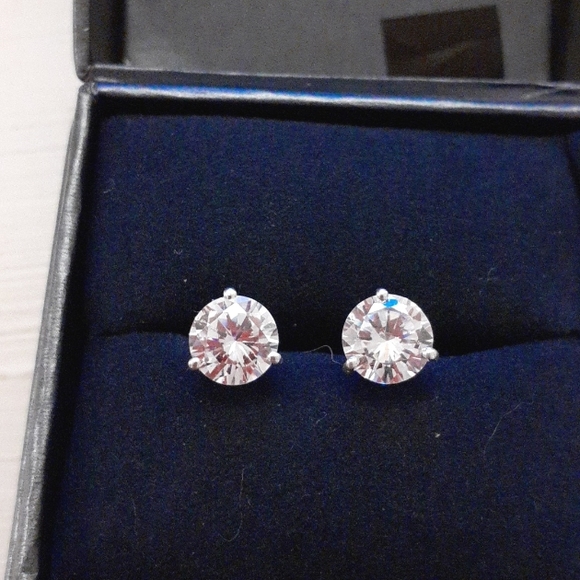 Jewelry - WHITE STUD EARRINGS